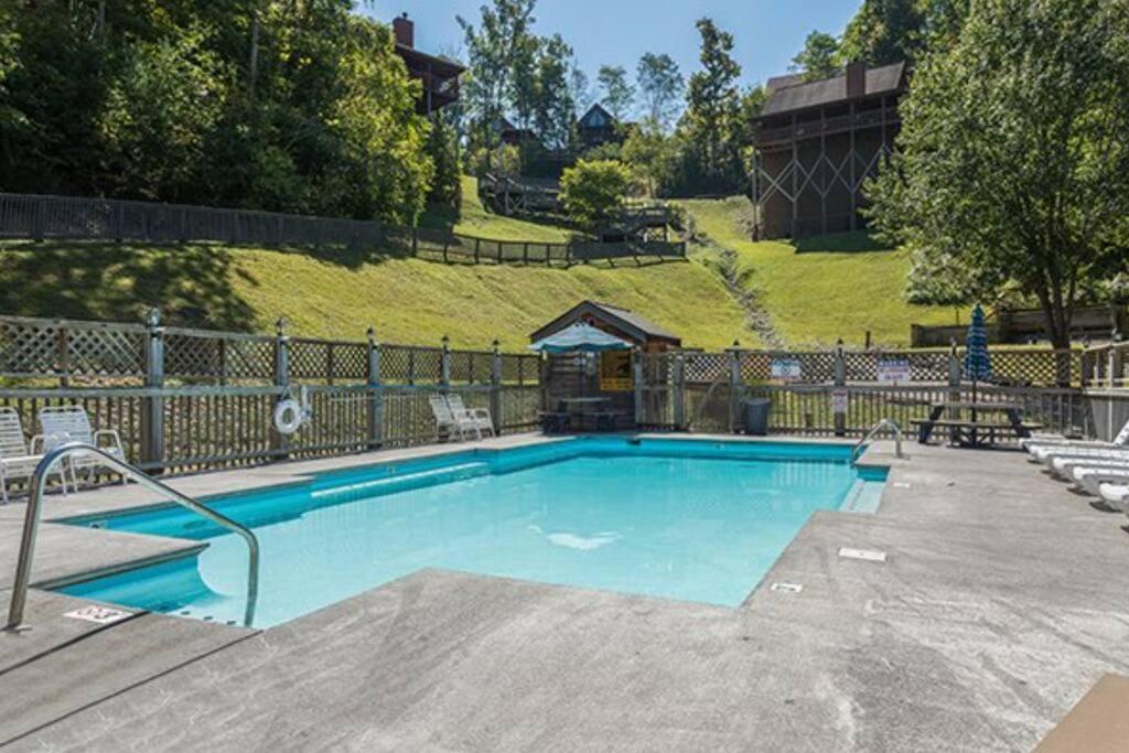 Serenity, A Rustic Log Cabin Retreat セバービル エクステリア 写真