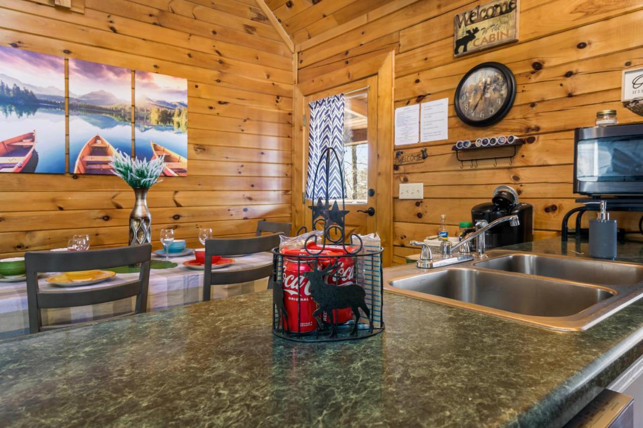 Serenity, A Rustic Log Cabin Retreat セバービル エクステリア 写真