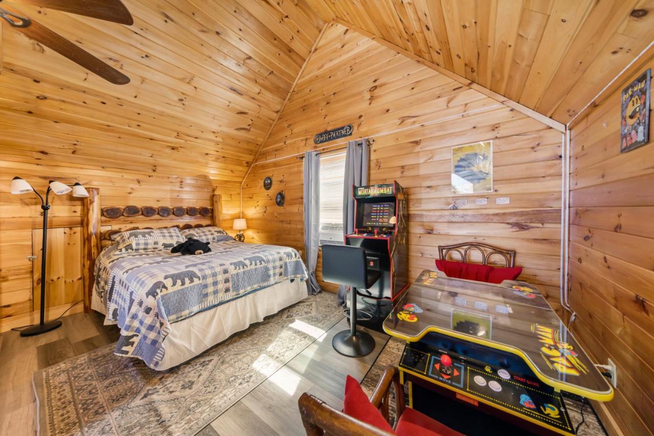 Serenity, A Rustic Log Cabin Retreat セバービル エクステリア 写真