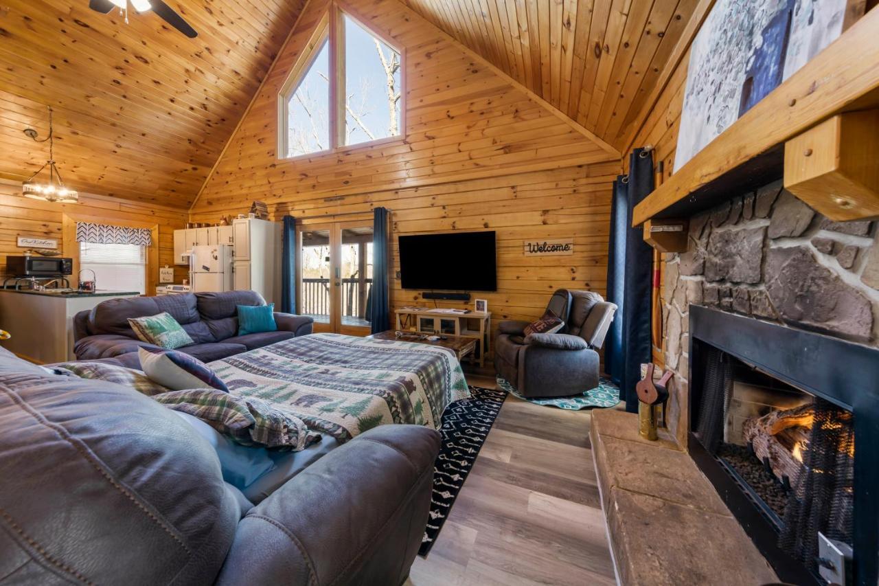 Serenity, A Rustic Log Cabin Retreat セバービル エクステリア 写真