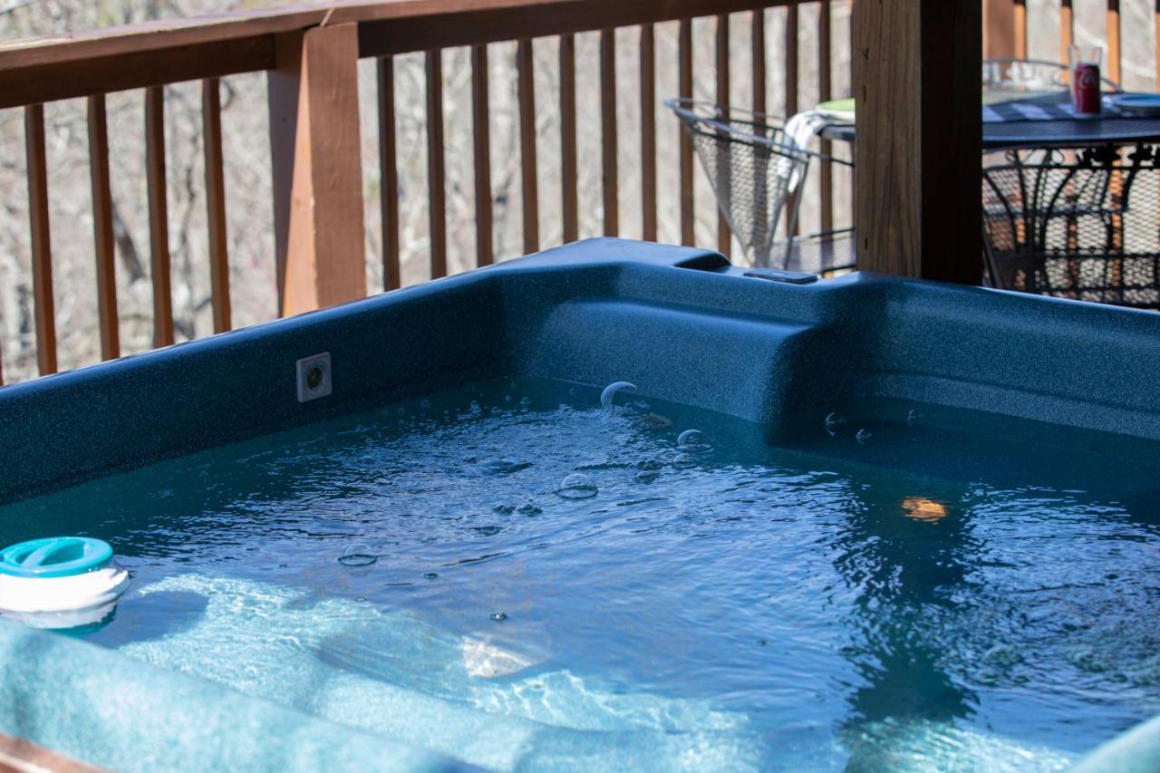 Serenity, A Rustic Log Cabin Retreat セバービル エクステリア 写真