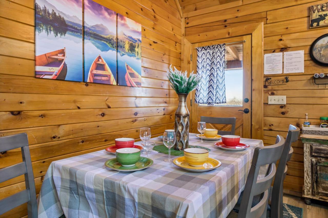 Serenity, A Rustic Log Cabin Retreat セバービル エクステリア 写真